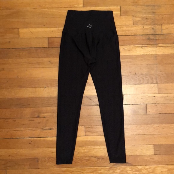 Beyond Yoga Snake Jacquard Textured Midi Leggings in Black, size XS - Picture 12 of 13